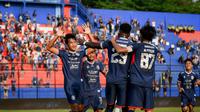 Para pemain Arema FC merayakan gol yang dicetak Jayus Hariono ke gawang RANS Nusantara FC dalam laga pekan keenam BRI Liga 1 2022/2023, Rabu (24/8/2022). (Bola.com/Iwan Setiawan)