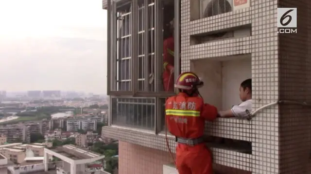Aksi nekat dilakukan bocah di China dengan bermain di tempat penyimpanan mesin pendingin udara yang berada di sebuah gedung lantai 24.