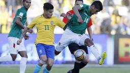 Philippe Coutinho (kiri) berusaha merebut bola dari pemain Bolivia, Raul Castro pada laga kualifikasi Piala Dunia 2018 zona CONMEBOL di La Paz, Bolivia, (5/10/2017). Brasil bermain imbang 0-0. (AP/Leo Correa)