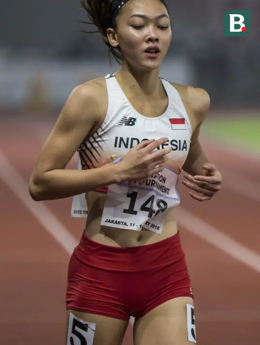 Pelari Indonesia, Ulfa Silviana, saat tampil pada Invitation Tournament Asian Games 2018 cabang atletik nomor 200 m di SUGBK, Jakarta, Selasa (13/2/2018). Meski kalah dirinya memecahkan rekor pribadi dengan 24,86 detik. (Bola.com/Vitalis Yogi Trisna)