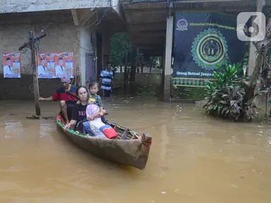 Warga menggunakan perahu saat banjir setinggi sekitar satu meter kawasan Pejaten Timur, Jakarta Selatan, Senin (23/3/2024). (merdeka.com/Arie Basuki)