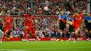 Penyerang anyar Liverpool Christian Benteke saat mencetak gol ke gawang Bournemout di Anfield stadium, Liverpool, Inggris, Senin (17/8/2015). Gol Benteke jadi satu – satunya gol bagi kemenangan Liverpool. (Reuters/Carl Recine)
