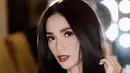 Riasan wajahnya pun dibuat glam oleh MUA Hepi Herviani. Ussy tampil dengan lipstik merah bold dan blush on yang nampak jelas. @hepidavid