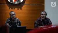 Wakil Ketua KPK Alexander Marwata (kiri) bersama Deputi Pencegahan KPK Pahala Nainggolan (kanan) memberikan keterangan hasil kajian Program Kartu Prakerja, di Gedung KPK, Jakarta, Kamis (18/6/2020). (merdeka.com/Dwi Narwoko)