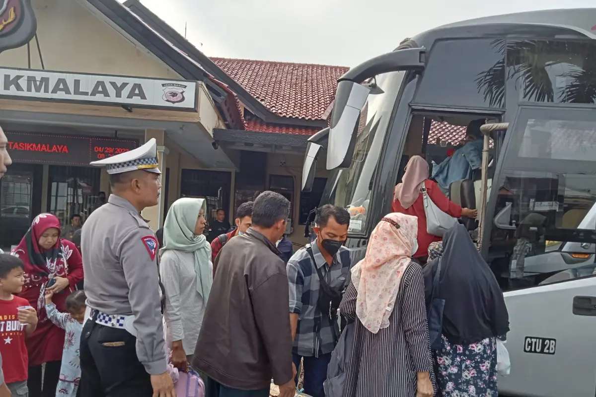 Kepolisian Resort (Polres) Tasikmalaya, Jawa Barat memberangkatkan sekitar 120 orang penumpang arus balik Lebaran 2023 jurusan Terminal Kampung Rambuatan Jakarta Timur, secara gratis. (Liputan6.com/Jayadi Supriadin)