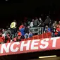 Para suporter Manchester United meninggalkan Stadion Old Trafford setelah laga kontra AFC Bournemouth ditunda pada Minggu (15/5/2016). (AFP/Oli Scarff)