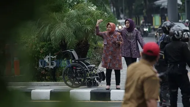 Meski Hujan, Ini 5 Potret Tri Rismaharini Atur Lalu Lintas di Simpang Darmo Surabaya