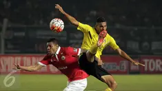 Penyerang Persija, Jose Adolfo Guerre (kiri) berebut bola dengan Casio Fransisco (Semen Padang) di laga Torabika Soccer Championship presented by IM3 Ooredoo di Stadion GBK, Jakarta, Minggu (8/5/2016). Persija unggul 1-0. (Liputan6.com/Helmi Fithriansyah)