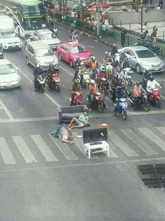 Tingkah nyeleneh orang Indonesia di zebra cross (1cak)