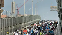 Antrean pengendara sepeda motor yang akan melintas pada jam sibuk pagi hari di Jembatan Taipei, China (21/5). Dalam video tersebut meski kondisi jalan padat, tetapi tetap rapih dan tertib. (AFP Photo/Chris Stowers)