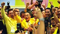 Aburizal Bakrie bersama pendukungnya merayakan kemenangan setelah terpilih menjadi Ketua Umum Partai Golkar dalam Munas VII Partai Golkar di Pekanbaru, Riau, Kamis (8/10) dini hari.