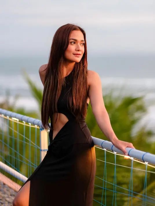 Gaun cutout hitam di perut ini pamerkan bentuk perut kotak-kotak Andi Annisa [@andiannsyah]