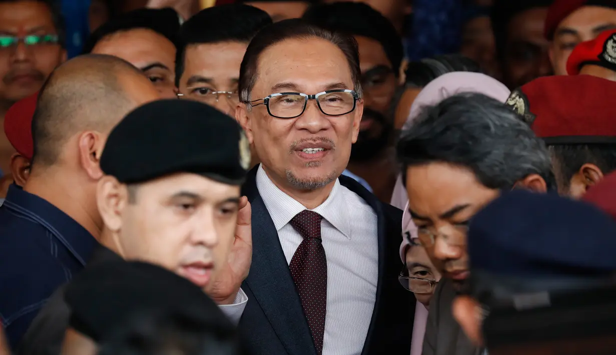 Politisi Malaysia, Anwar Ibrahim berjalan bebas keluar dari RS Rehabilitasi Cheras, Kuala Lumpur, Rabu (16/5). Anwar langsung dibebaskan dari rumah sakit dimana dia menjalani perawatan, tanpa perlu kembali ke Penjara Sungai Buloh. (AP/Vincent Thian)