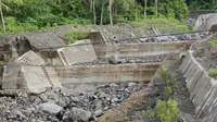 Bendungan yang disebut cek dam bernilai Rp 48,5 miliar itu menghambat aliran lahar dingin dari Gunung Gamalama. (Liputan6.com/Hairil Hiar)