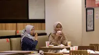 Pengunjung menyantap makanan di restoran yang berada di Mal Central Park, Jakarta, Jumat (20/8/2021). Restoran dalam pusat perbelanjaan kini bisa makan di tempat dengan syarat kapasitas maksimal 25 persen, satu meja maksimal dua orang, dan waktu makan maksimal 30 menit. (Liputan6.com/Angga Yuniar)