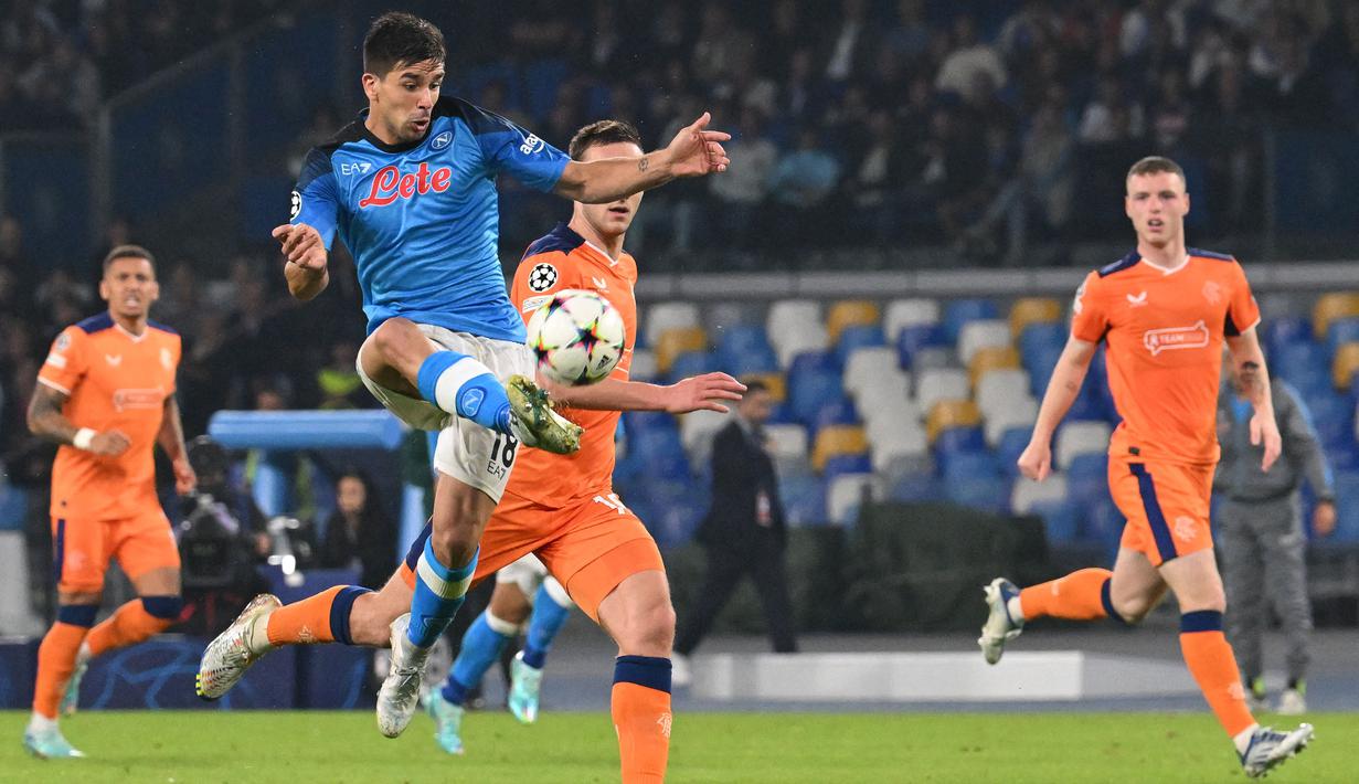 Napoli terus memperlihatkan performa apik mereka hingga matchday kelima Liga Champions 2022/2023. Il Partinopei sukses menekuk Rangers dengan skor 3-0. Giovanni Simeone terplih sebagai bintang lapangan usai mencetak dua gol. Ia juga berhasil menyamai rekor ayahnya, Diego Simeone dengan menjadi satu-satunya pemain Argentina yang mampu mencetak 4 gol pada 4 laga awal di Liga Champions. (AFP/Andreas Solaro)
