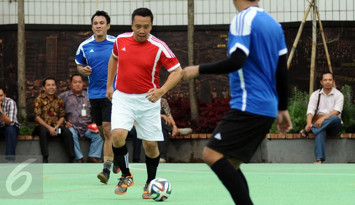 Menpora Imam Nahrawi (tengah) menggiring bola saat bermain futsal dengan wartawan di Lapangan Kemenpora, Jakarta, Jumat (10/2). Laga futsal ini untuk memeriahkan Hari Pers Nasional 2017 di lingkungan Kemenpora. (Liputan6.com/Helmi Fithriansyah)