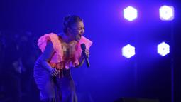 Penyanyi Ruth Sahanaya bernyanyi saat berkolaborasi bersama komposer Erwin Gutawa pada hari pertama BNI Java Jazz Festival 2022 di JIExpo Kemayoran, Jakarta, Jumat (27/5/2022). Java Jazz Festival 2022 digelar pada 27-29 Mei setelah vakum selama dua tahun akibat pandemi COVID-19. (Liputan6.com/Johan Tallo)