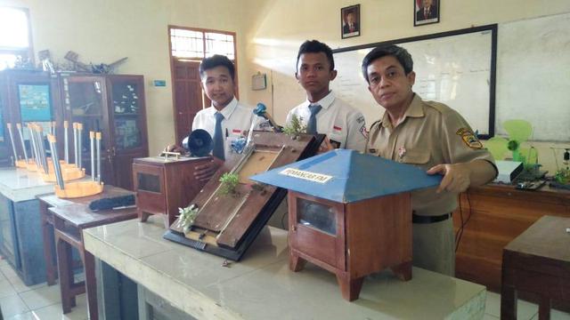 Alat pendeteksi longsor atau EWS berpemancar FM karya Guru SMK N 2 Bawang, Banjarnegara. (Foto: Liputan6.com/Wasis untuk Muhamad Ridlo)