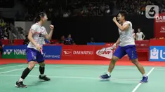 Pebulutangkis Indonesia, Greysia Polii/Apriyani Rahayu saat melawan Liu Xuan Xuan/Xia Yu Ting (China) pada babak pertama ganda puteri Indonesia Masters 2020 di Istora GBK, Jakarta, Rabu (15/1/2020). Greysia Polii/Apriyani Rahayu unggul 22-24, 21-17, 21-15. (Liputan6.com/Helmi Fithriansyah)