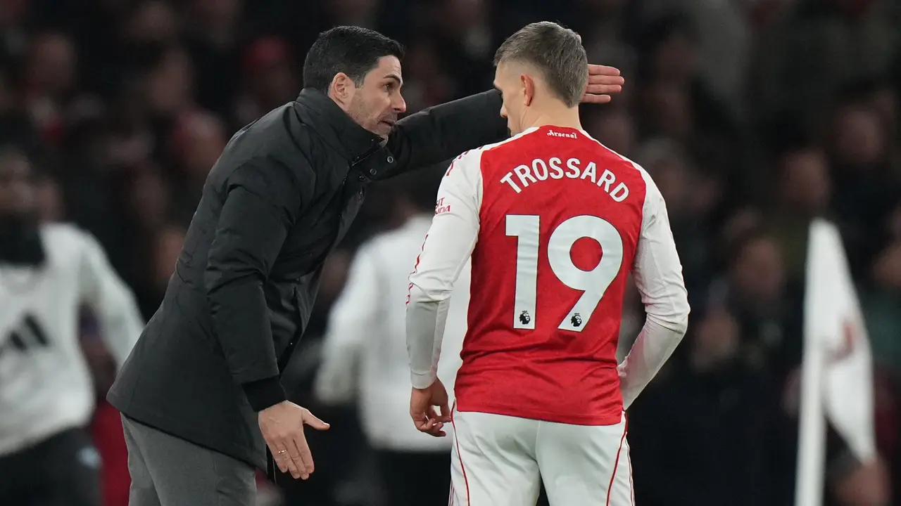 Pelatih Arsenal, Mikel Arteta (kiri), memberikan instruksi kepada pemainnya, Leandro Trossard
