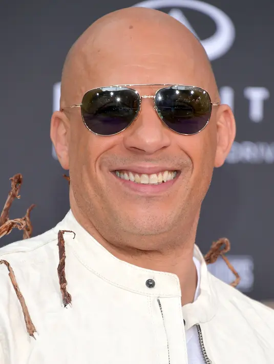 Aktor Vin Diesel tersenyum saat menghadiri pemutaran film Disney dan Marvel 'Avengers: Infinity War' di Los Angeles, California (23/4). Vin Diesel tampil mengenakan jaket bomber putih dengan ranting seperti karakter Groot. (AFP Photo/Neilson Barnard)