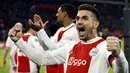 Dusan Tadic. Sayap kiri Serbia berusia 33 tahun ini didatangkan Erik Ten Hag dari Southampton pada awal musim 2018/2019 dengan nilai transfer 13,70 juta euro. Hingga kini ia telah tampil dalam 189 laga untuk Ajax Amsterdam dengan torehan 91 gol dan 89 assist. (AFP/ANP/Maurice van Steen)