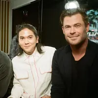 Iqbaal Ramadhan berfoto bersama Taika Waititi dan Chris Hemsworth. (Foto: Instagram/iqbaal.e)