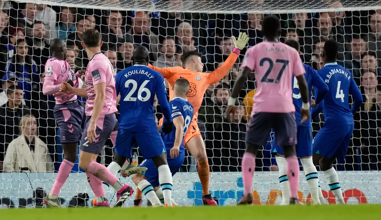 Everton yang pantang menyerah mampu menyamakan skor lewat A Doucure dan E Simms. (AP Photo/Kirsty Wigglesworth)