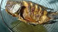 Tiriskan ikan yang sudah digoreng (Sumber: YouTube/Masakan Mamakku)