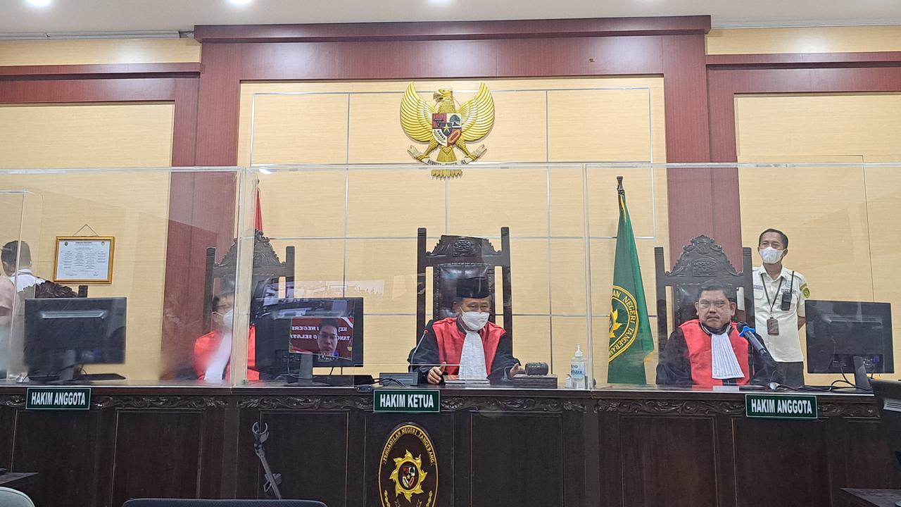 Majelis hakim yang memimpin sidang penipuan investasi online Binomo, dengan terdakwa Indra Kesuma atau Indra Kenz