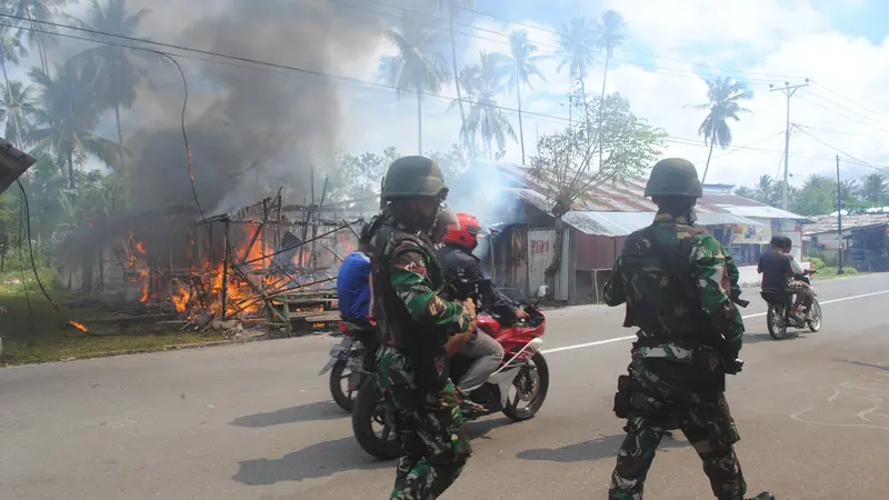 Puluhan Warga Bakar Rumah Setelah Makamkan Korban Pembacokan