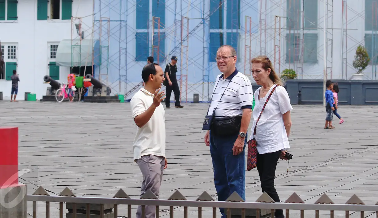 Pemandu wisata menjelaskan sejarah Kota Tua, Jakarta, kepada wisatawan asing yang tengah melakukan kunjungan, Kamis (6/10). BPS melaporkan, pada Agustus 2016 jumlah wisatawan asing yang berkunjung ke Indonesia tembus 1,03 juta. (Liputan6.com/Angga Yuniar)