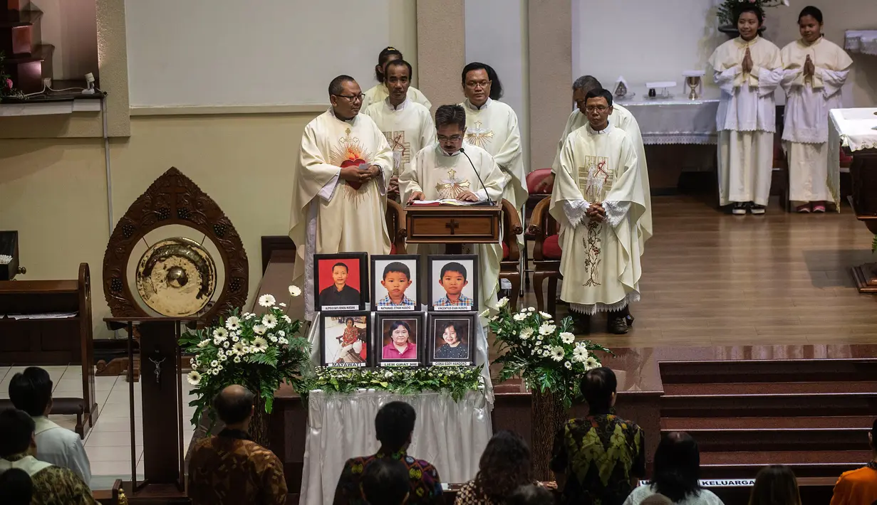 Umat katolik melaksanakan misa peringatan setahun tragedi bom gereja Surabaya di Gereja Katolik Santa Maria Tak Bercela, Surabaya, Jawa Timur, Senin (13/5/2019). Pada peringatan tersebut digelar juga doa lintas agama yang dihadiri sejumlah pemuka agama. (Juni Kriswanto/AFP)