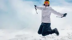 Aktris kelahiran 4 Maret 1985 ini sangat suka hal-hal berbau petualang. Seperti saat menaiki gunung Kilimanjaro. Mendaki Kilimanjaro tidak akan pernah terlupakan oleh Raline Shah karena juga bertepatan dengan momen ulang tahunnya. Saat sampai di puncak, Raline loncat kegirangan. (Liputan6.com/IG/@ralineshah)