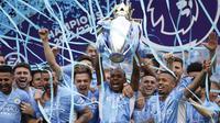 Para pemain Manchester City merayakan gelar juara Liga Inggris 2022 di Etihad Stadium, Manchester, Inggris, 22 Mei 2022. Manchester City menjadi juara Liga Inggris usai menang 3-2 atas Aston Villa. (AP Photo/Dave Thompson)