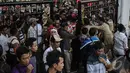  Ribuan massa menyerbu Istana Negara untuk melihat Jokowi, Jakarta, Senin (20/10/2014) (Liputan6.com/Faizal Fanani)