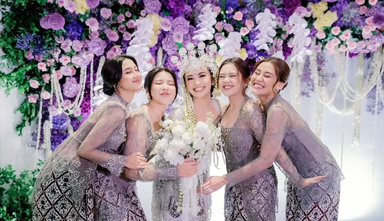 Kebaya Aaliyah Massaid memiliki desain modern yang manis dengan bustier ungu dilapisi bahan tulle yang sheer bernuansa keunguan yang senada. [Foto: Instagram/aaliyah.massaid]