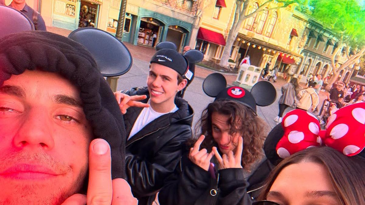 Usai Ungkap Soal Keraguan Diri, Justin Bieber dan Hailey Terlihat Habiskan Waktu Bersama di Disneyland