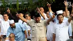 Capres 02 Prabowo Subianto bersama sejumlah tokoh dan kader pendukung saat konferensi pers  di depan Rumahnya, di Kertanegara, Jakarta, Rabu (17/4). Prabowo mengklaim menang Pilpres 2019 berdasarkan data exit poll menang di 5000 TPS. (Liputan6.com/Johan Tallo)