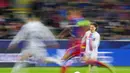Bek Barcelona, Hector Bellerin menggiring bola saat bertanding melawan Viktoria Plzen selama pertandingan lanjutan Grup C Liga Champions di Doosan Arena di Plzen, Republik Ceko, Rabu (2/11/2022). Kemenangan atas Plzen tak mengubah apa-apa. Tim asal Catalan menjadi penghuni peringkat ketiga Grup C Liga Champions dengan tujuh poin. (AP Photo/Petr David Josek)