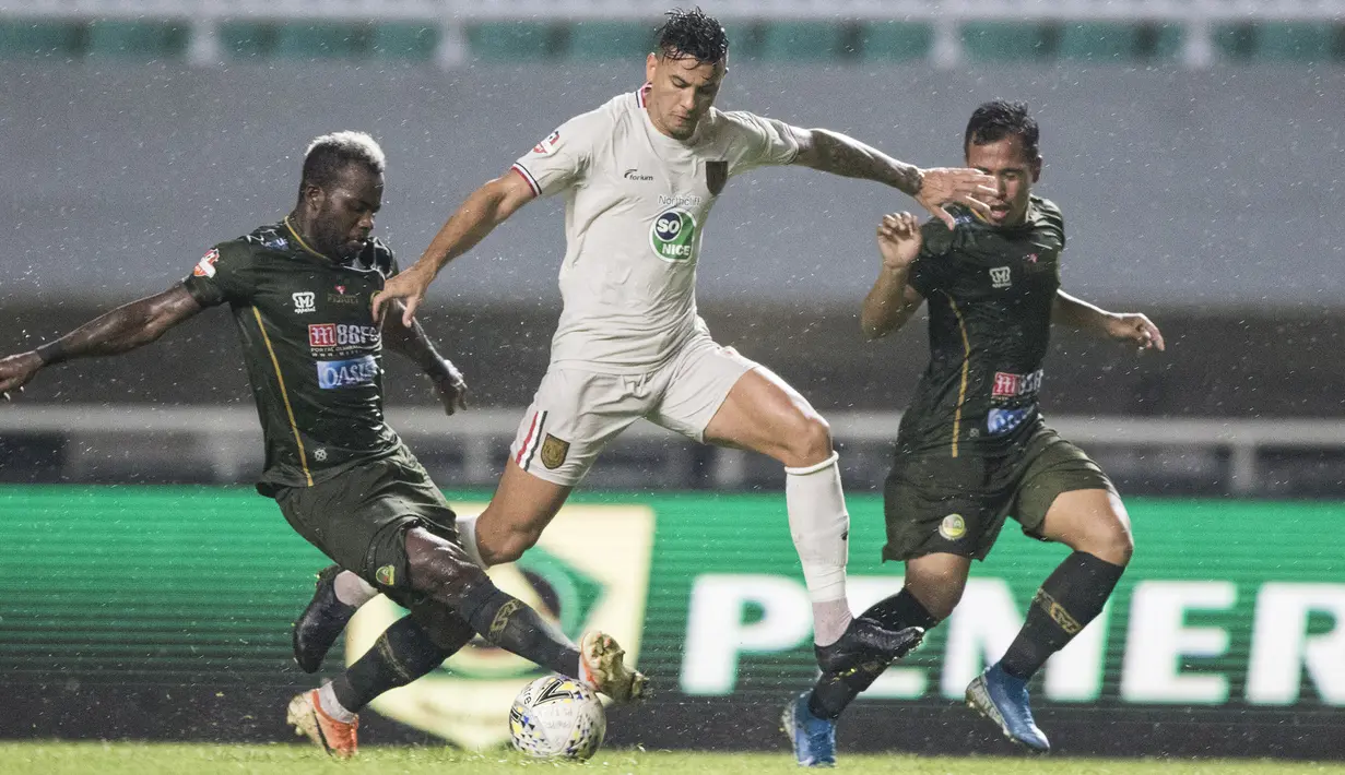 Striker Persela Lamongan, Alex Dos Santos, menghindari gelandang Tira Persikabo, Essengue Parfait, pada laga Liga 1 di Stadion Pakansari, Bogor, Senin (16/12). Kedua klub bermain imbang 1-1. (Bola.com/Vitalis Yogi Trisna)