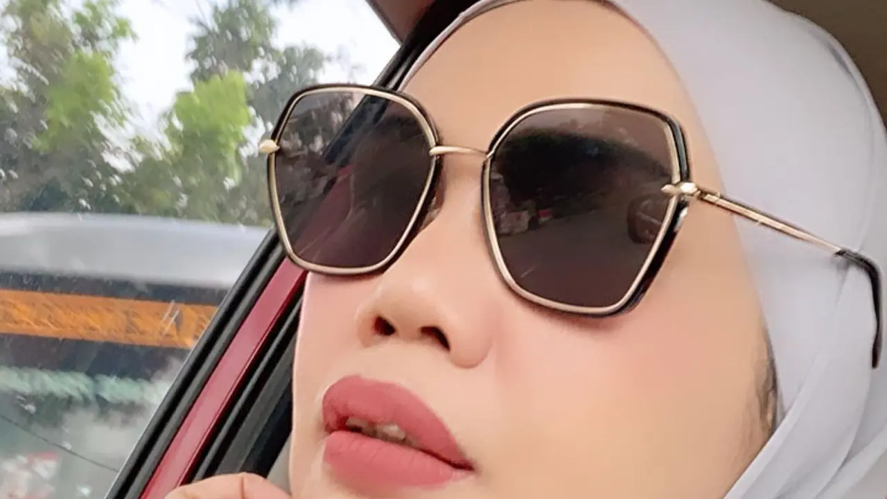 Elly Sugigi (https://www.instagram.com/p/CZJvEguJBgk/)