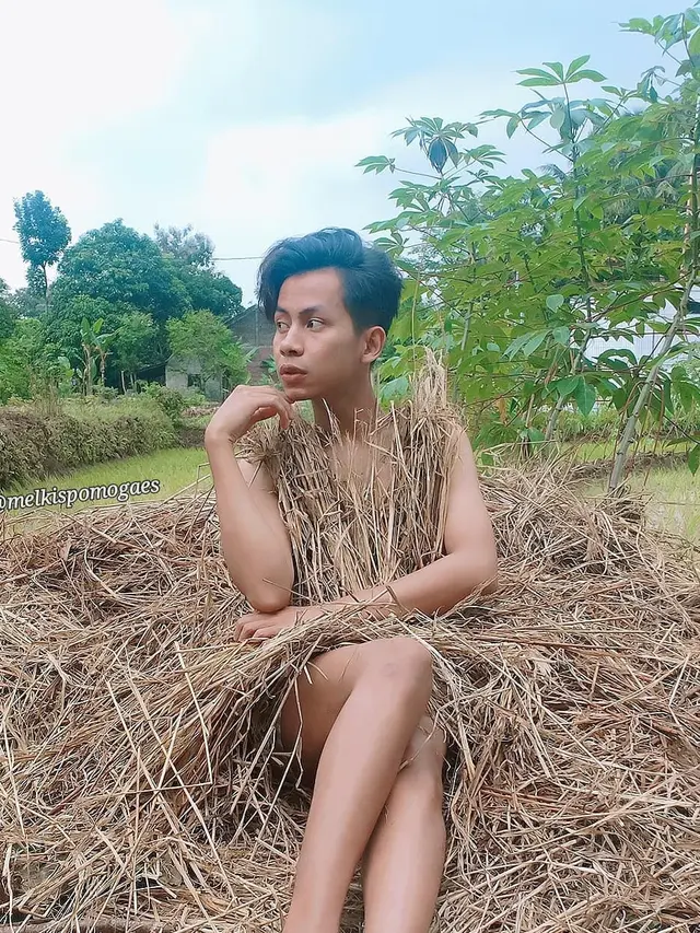 6 Gaya Melki Spomo Pakai Gaun Low Budget Ini Bikin Ngakak