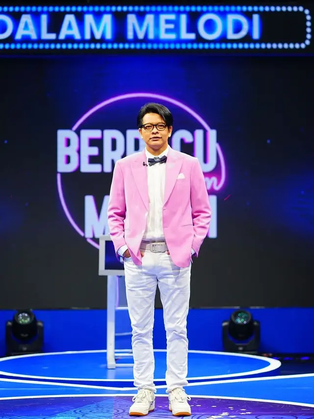 Armand Maulana sebagai host kuis Berpacu Dalam Melodi (https://www.instagram.com/p/COU4e8-LqL0/)