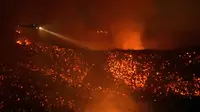 Sebuah halikopter saat mencoba memadamkan api pada kebakaran hutan yang terjadi di Calabasas , California , AS , 4 Juni 2016. Api yang membakar hutan California mempunyai julukan Old Fire.( REUTERS / Gene Blevins)