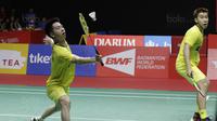 Ganda putra Indonesia, Kevin Sanjaya/Marcus Gideon, saat melawan wakil China, Li Junhui/Liu Yuchen pada laga Indonesia Masters 2018 di Istora Senayan, Minggu (28/1/2018). Kevin /Marcus menang 11-21, 21-10, dan 21-16. (Bola.com/M Iqbal Ichsan)