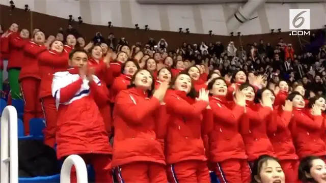 Pemandu sorak Korea Utara tampil di Olimpiade Musim Dingin di Korea Selatan. Aksu mereka mencuri perhatian warga Korea Selatan yang hadir.