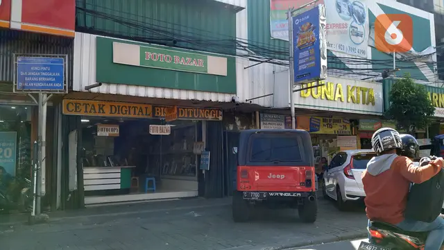 Sebagian toko di sekitar Gedung Badan Pengawas Pemilu (Bawaslu) sudah beroperasi pada Jumat (24/5/2019).