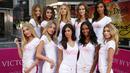 Sepuluh model baru Victoria's Secret antara lain Elsa Hosk, Martha Hunt, Sara Sampaio, Jasmine Tookes, dan Stella Maxwell. Serta dari ki-ka belakang: Kate Grigorieva, Taylor Hill, Rommee Strijd, Jac Jagaciak, dan Lais Ribeiro (ki ka). (REUTERS/Mike Segar)